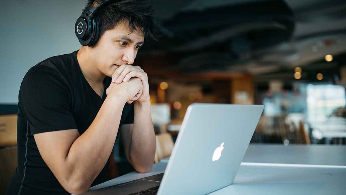 The psychology of gambling: To succeed in football betting, cultivate the right mindset and approach. Understand the fundamentals, be patient, and continuously improve.