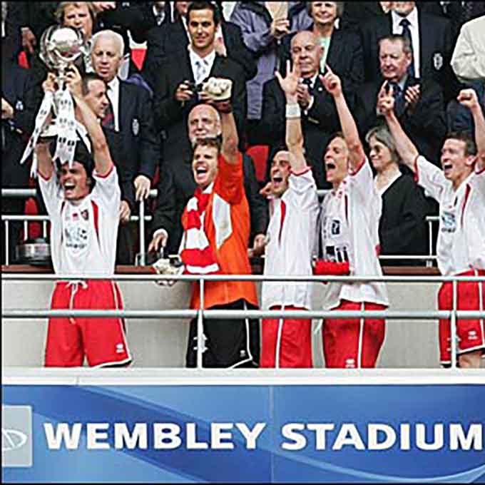 Ronnie Henry lifts the FA Trophy at Wembley 2007